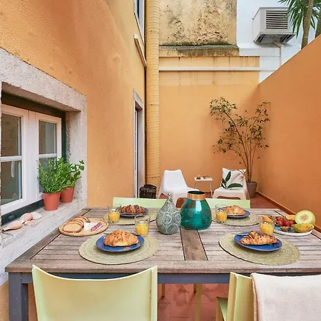 Styling In Historic Center Lissabon